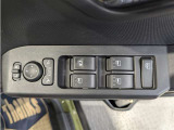 パワーウィンドウのスイッチですよ。 運転席に居ながら窓を開け閉めのコントロールできますよ。 ロック機能で、子供がイタズラして窓を開けるという事も無くなりますよ。