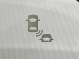 【ブラインドスポットインフォメーション】走行中、ドアミラーの死角になりやすい箇所に後続車が接近するとサイドミラー付近に警告を表示、ドライバーに注意喚起をしてくれます。