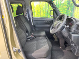 運転席シート廻りは使用感も少なく、良好な状態となっています。前オーナー様が丁寧に使っていたことがよくわかりますね。