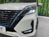 【LEDヘッドライト】悪天候や夜間走行時も良好な視界を確保し安心して運転できる高輝度LEDヘッドライトを装備!点灯速度が早く、消費電力も抑えられています。