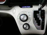 オートエアコンは、常にお好みの温度に調整ができ車内を快適な空間に保ってくれます。