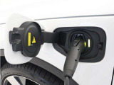 コンセントタイプ3kWやウォールボックスタイプ6kWの充電器を用いてご自宅で簡単充電。一般的な家庭用200V交流充電ケーブルでは約8時間で80%まで充電!1時間あたり7~14kmを走行できる電力を充電