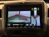 リバースギアに入れるだけで後方の表示へ切り替わります。夜間や雨の日の駐車も楽になりますよ。