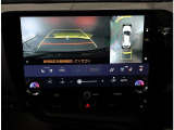 パノラミックビューモニター。車両を上から見たような映像を表示。運転席から目視しにくい車両周囲の状況をリアルタイムで確認できます。