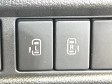【両側パワースライドドア】スマートキーや運転席のスイッチで後席両側スライドドアの開閉が可能♪電動だから力を入れてドアを開ける必要が無く、小さなお子様でも簡単に開け閉めでき快適です♪
