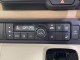 【オートエアコン】一度お好みの温度に設定すれば、車内の温度を検知し風量や温度を自動で調整。暑い&hellip;寒い&hellip;と何度もスイッチ操作をする必要はありません。快適な車内空間には必須の機能ですね♪