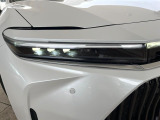【三眼LEDヘッドライト】スタイリッシュな見た目の三眼LEDヘッドライトを装備♪スタイルだけでなく、夜間の走行も視界良好で安心してお乗りいただけます。