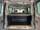 ラゲッジルームも広々、開口部が広く荷物を積む時も積みやすくなっています!