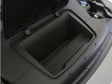 EX30にはエンジンルームがないため、ボンネット下にも荷物を収納することができます。