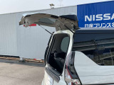 デュアルハッチバックドアで狭い場所でも荷物が取り出せて便利です。。