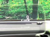 【ヘッドアップディスプレイ】現在の速度や走行情報をデジタル表示で運転席前方のガラスに投影!運転中、目線をずらさず必要な情報を確認できるのでとっても便利で安心!