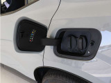 急速充電は、商業施設など外出先の公共の充電ステーションでご利用いただけます。CHAdeMO規格に準拠した150kWの急速充電器を使用した場合、充電率10%から80%まで、約32分で充電できます。