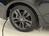 タイヤサイズは215/45R17!純正アルミホイール!残り溝は5ミリ程度です!