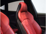 高級家具のような質の高いレザーを採用するのはAudiのクルマづくりの哲学のひとつです。体の大きなドイツ人が座っても頑丈な耐久性があります。シートヒーター付きですので冬でも大変心地良く運転をして頂けます