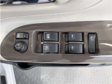 パワーウィンドウのスイッチですよ。 運転席に居ながら窓を開け閉めのコントロールできますよ。 ロック機能で、子供がイタズラして窓を開けるという事も無くなりますよ。