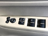 【電動格納ミラー】サイドミラーは電動格納式となっており、狭い駐車場でもキズがつくリスクを抑えられます。