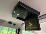 【フリップダウンモニター】大画面モニターで後席でもエンタメをお楽しみいただけます。小さなお子様にも大人気の装備です♪