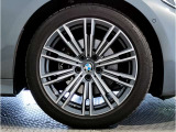 【BMWアロイホイル】軽量かつ強度に拘ったアロイホイル。走行性能ポテンシャルを引き出す設計。車の足元を引き締めてくれる大きなポイントはアロイホイルです。