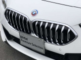 左右のキドニー・グリルの中心にはBMWのエンブレムが鎮座し、個性を放つデザイン性を兼ね備えました。