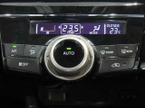オートエアコンで快適な室内です。