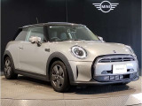 MINIのフロントグリルのデザインはイギリスで生まれた当初から、シルバーのサイドバーが折り重なった伝統的なデザインで御座います。その伝統はBMWのお車になってからでも少しずつ形を変えて守られております