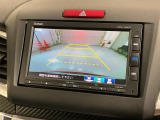 リバースギアに入れるだけで後方の表示へ切り替わります。夜間や雨の日の駐車も楽になりますよ。