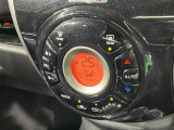 【オートエアコン】一度お好みの温度に設定すれば、車内の温度を検知し風量や温度を自動で調整。暑い&hellip;寒い&hellip;と何度もスイッチ操作をする必要はありません。快適な車内空間には必須の機能ですね♪