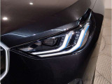 【LEDヘッドライト】先進のLEDテクノロジーを採用。放射される白色光の周波特性は太陽光に近く、バイキセノン・ヘッドライトを上回るコントラストで更に明るく輝きます!