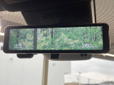 【デジタルインナーミラー】後席の大きな荷物や同乗者で後方が確認しづらい時でも安心!カメラが撮影した車両後方の映像をルームミラー内に表示。クリアな視界で状況の確認が可能です!