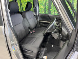 運転席まわりには十分なスペースがあり、大柄な方でもゆったり運転していただける環境です。