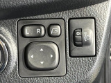 【電動格納ミラー】サイドミラーは電動格納式となっており、狭い駐車場でもキズがつくリスクを抑えられます。