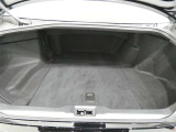 開口部の広いラッゲージスペース。スーツケースや旅行カバン、ゴルフバックなどの荷物も楽々積み込めます。