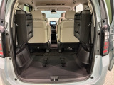 3列目シートを跳ね上げればラゲッジスペースを更に広く使えます。