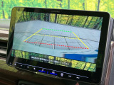 【バックカメラ】駐車時に後方がリアルタイム映像で確認できます。大型商業施設や立体駐車場での駐車時や、夜間のバック時に大活躍!運転スキルに関わらず、今や必須となった装備のひとつです!