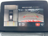 【360度カメラ】全方位モニターを装備し、車両の周囲を上空から見下ろすように映像で確認可能。駐車や狭い道での操作をサポートし、安全性を高めます。