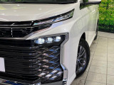 【LEDヘッドライト】悪天候や夜間走行時も良好な視界を確保し安心して運転できる高輝度LEDヘッドライトを装備!点灯速度が早く、消費電力も抑えられています。