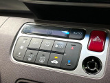 【オートエアコン】一度お好みの温度に設定すれば、車内の温度を検知し風量や温度を自動で調整。暑い&hellip;寒い&hellip;と何度もスイッチ操作をする必要はありません。快適な車内空間には必須の機能ですね♪