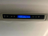 【リアオートエアコン】広い後部座席には必須の機能!風量や温度を自動で調整し前席と同様な車内環境にしてくれるリアオートエアコンを装備。夏の暑さも冬の寒さもストレスなく快適にお過ごしいただけます♪