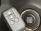 【キーレススタートシステム】カバンやポケットに入れたままでもドアの施錠・解錠が可能なスマートキーを装備。エンジンのオン・オフ時もカギを取り出す必要が無いからとっても便利です♪