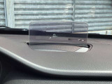 運転視界の遠方上方に虚像を投影することで前を見ながら情報の視認ができます。本当にドライバーが必要な情報を適切に伝え、楽しんで頂くことを考えた新世代装備です。