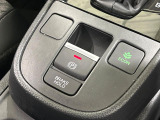 【電動パーキングブレーキ】パーキングブレーキは便利な電動式!ボタン一つで操作でき、アクセルを踏めば自動で解除されます♪レバーやペダルが無いので運転席廻りもすっきりしますね♪