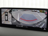 360&deg;ビューモニターでは、両サイドとフロント、バックカメラの合成で、あたかも上空から見下ろした様に周囲を確認して頂けます。駐車場だけでなく、T字路等でも活躍のアイテムです!