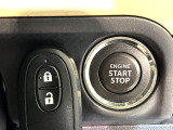 【キーレススタートシステム】カバンやポケットに入れたままでもドアの施錠・解錠が可能なスマートキーを装備。エンジンのオン・オフ時もカギを取り出す必要が無いからとっても便利です♪