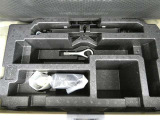 パンク修理剤とエアーポンプのセットです。スペアタイヤは装備していませんが空いたスペースを小物入れとして使用できます