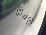 【ブラインドスポットモニター】走行中、ドアミラーの死角になりやすい箇所に後続車が接近するとサイドミラーのレンズに警告を表示!ドライバーに注意喚起をしてくれます。