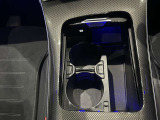 納車前整備は、メルセデスベンツ国際認定メカニックによる最新の検査ライン等の施設が充実した当社工場で入念に行います。メルセデス・ベンツの定める厳しい基準をクリアしたお車のみをご案内させて頂きます。