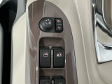 狭い駐車場で便利な電動格納ドアミラーが付いています。