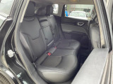 ●後部座席も気になるようなキズ・汚れやへたり等、大きなダメージはなく、良好な状態です。