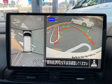 アラウンドビューモニターです。4つのカメラからの映像を合成・処理することで空から見下ろすような視点で周囲を確認でき、駐車時のクルマの位置確認がスムーズになります。