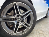 ●純正18インチアルミホイール:輸入車ならではの卓越した走りを支えるホイールと足回りです!日本車の走りに慣れている方にもぜひ体感して頂きたいほど、高いレベルでまとまっています!
